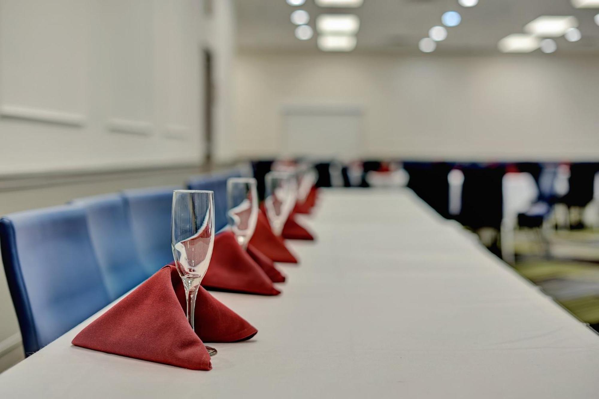 Holiday Inn Express Hotel & Suites Beatrice By Ihg Buitenkant foto